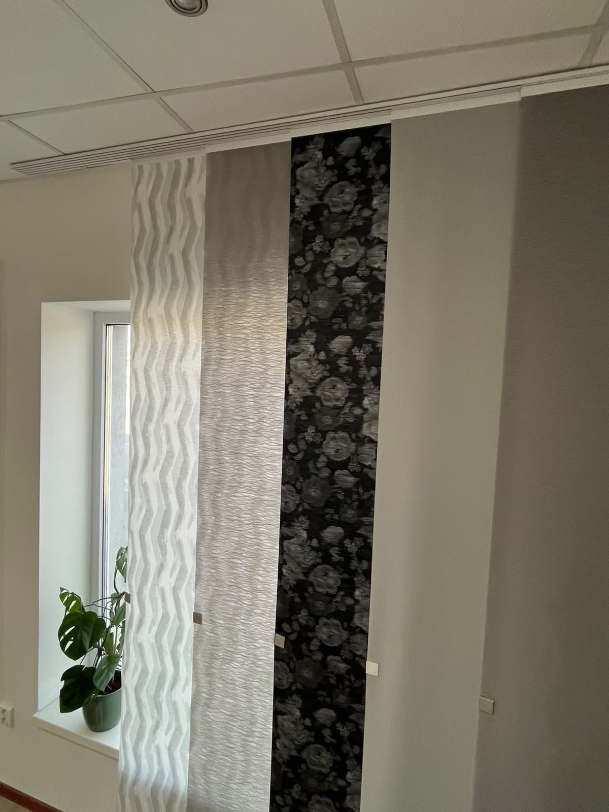 Vzorované panely pri okne