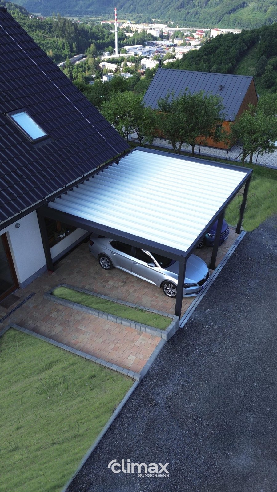 Carport pre dve autá pri dome
