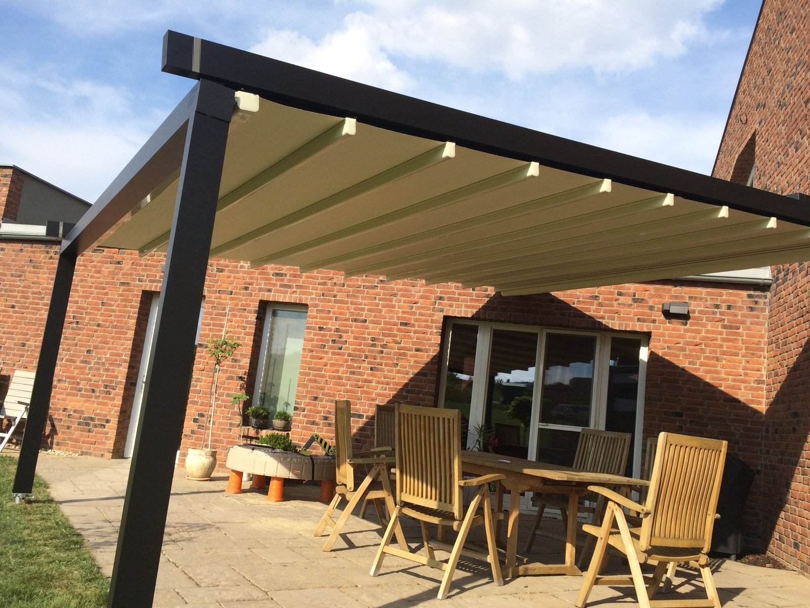 Pergola s vodovzdornou látkou