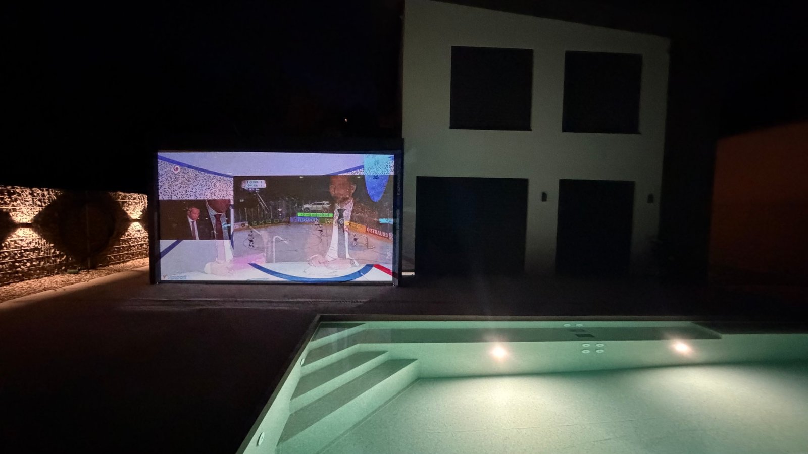 Letné kino na bočnej clone