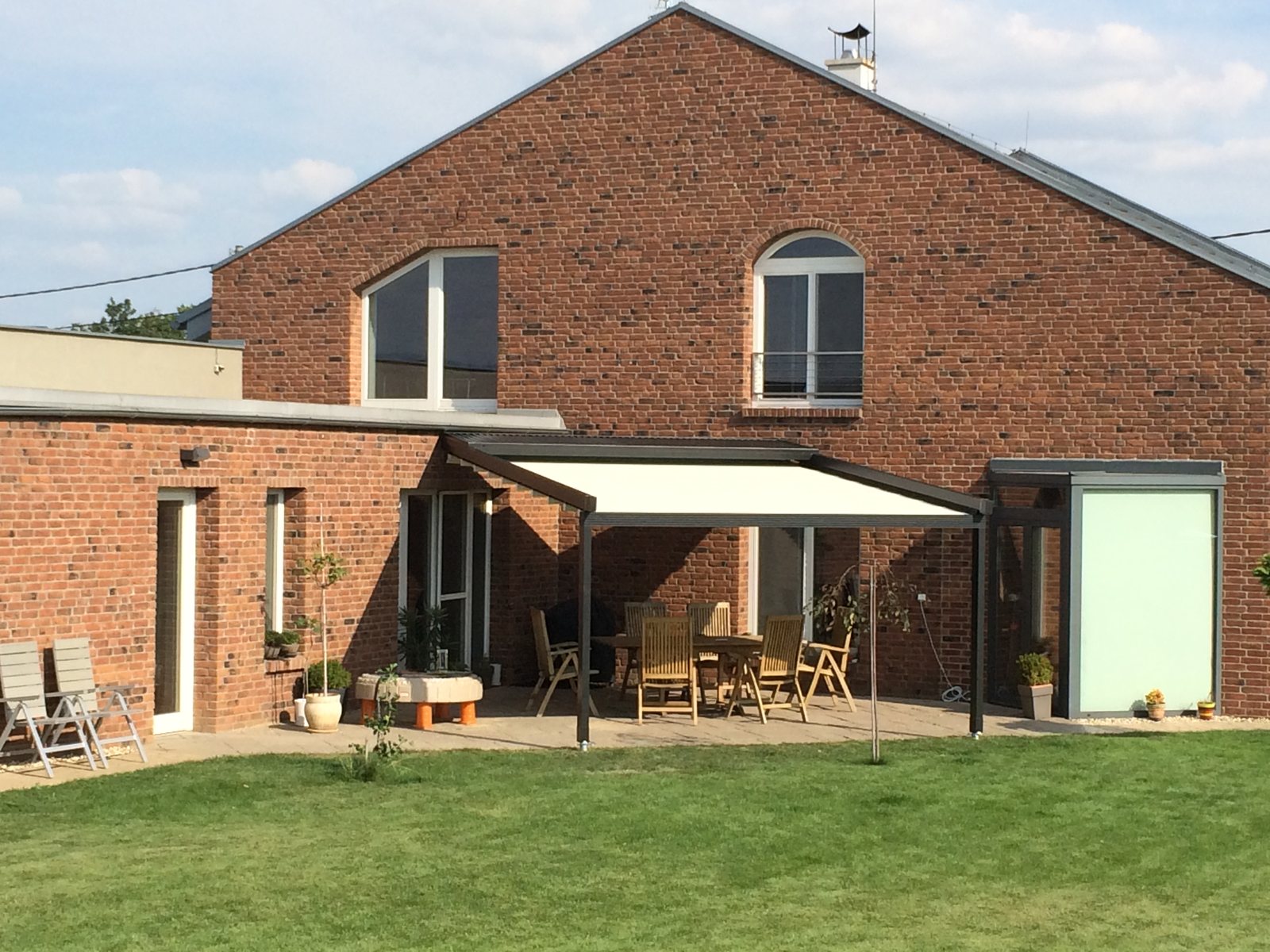 Látková pergola pri tehlovom dome