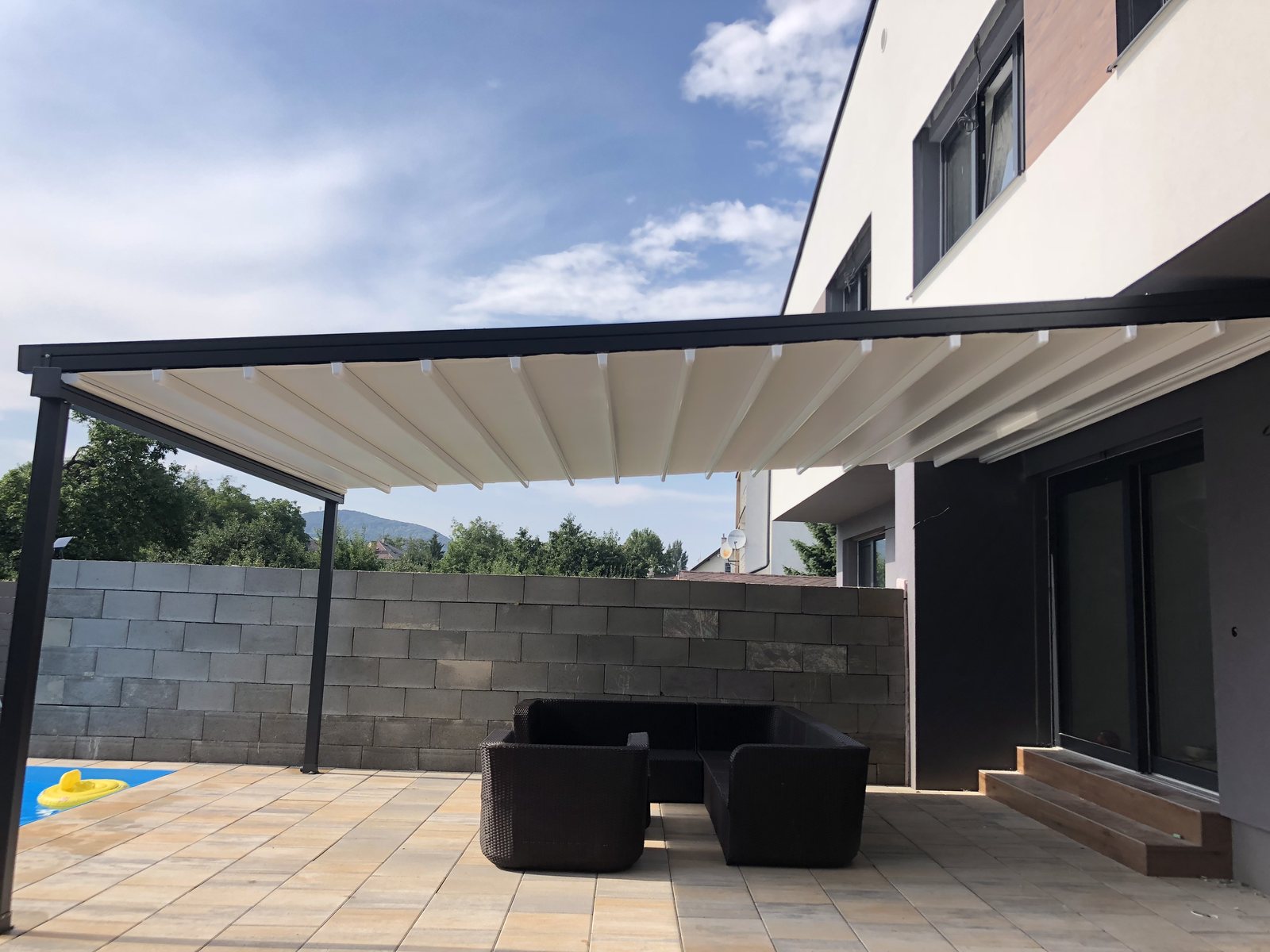 Látková pergola pri bazéne