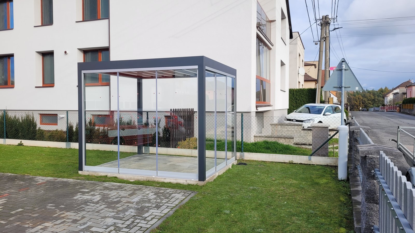 Samostatne stojaci zasklený prístrešok