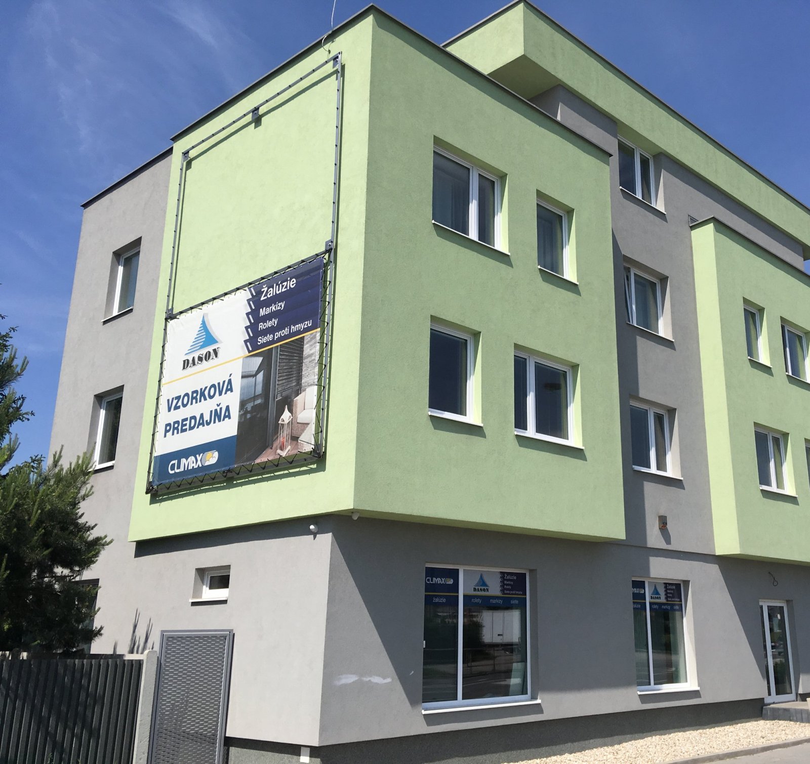 Predajňa DASON Košice, Staničná 1 — budova s bannerom Vzorková predajňa
