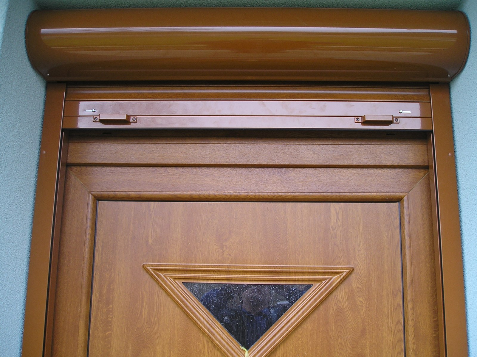 Detail guľatého boxu nad vchodovými dverami