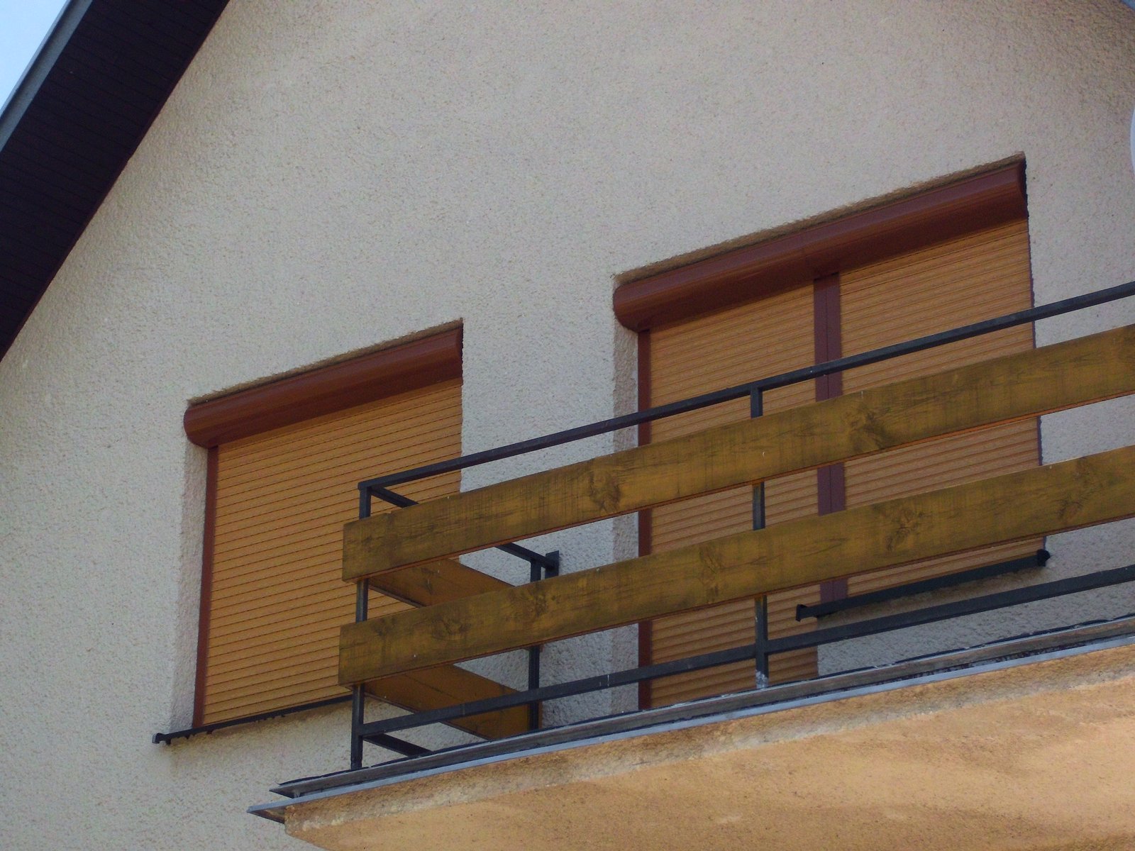 Guľatý box na balkónových dverách