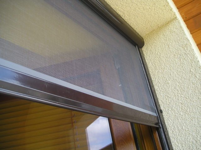 Detail boxu nad oknom