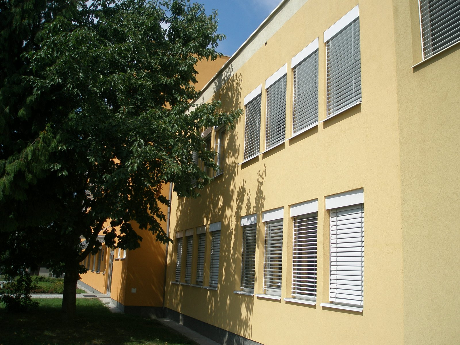 C-80 na viacerých oknách fasády