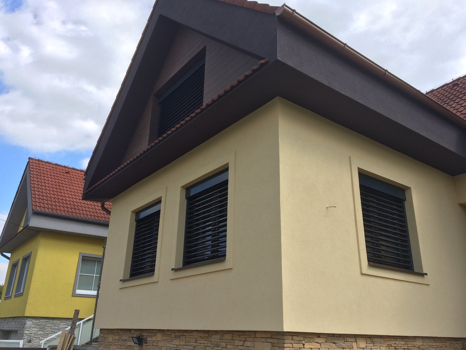 Kompletné tienenie fasády rodinného domu