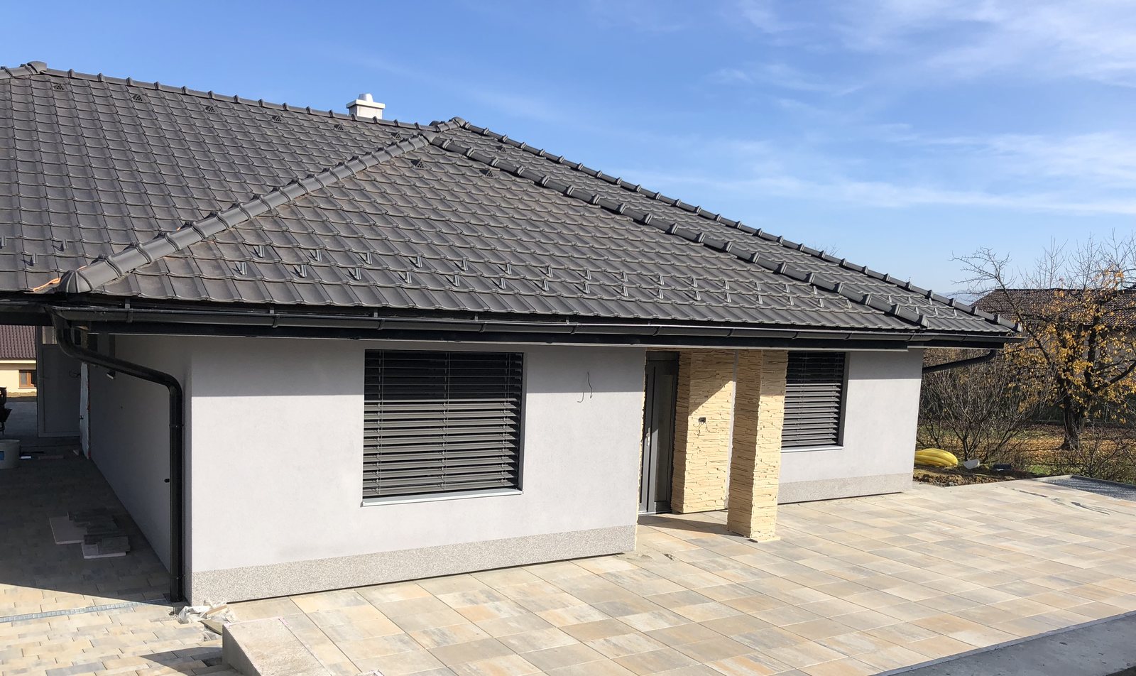 Bungalov so striebornými lamelami